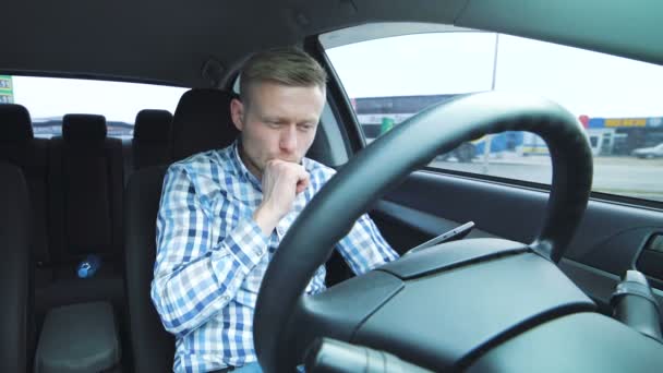 Νεαρός άνδρας χρησιμοποιεί tablet στο αυτοκίνητο — Αρχείο Βίντεο