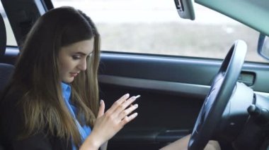 Smartphone kullanarak ve arabada 4 k gülümseyen güzel kız portresi