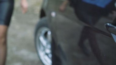 Geliyor ve içine 4 k çift arabada oturan başarılı seksi Bayan