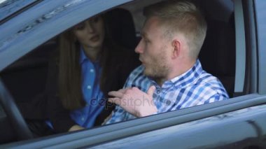 Kadın onu sakinleştiriyor 4 k'dan fazla sırada arabada savunarak mutsuz adam