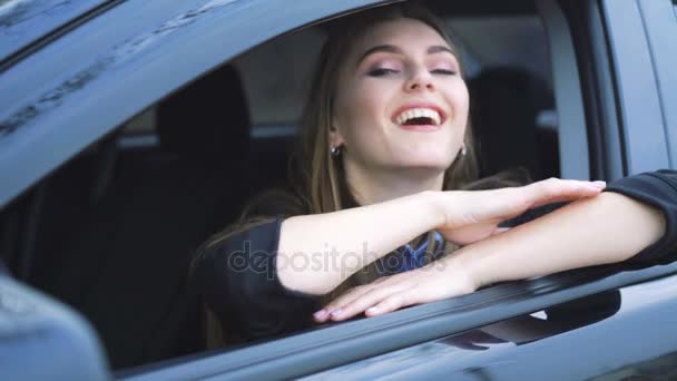 Linda senhora olhando e sorrindo para a câmera através da janela do carro em 4K — Vídeo de Stock