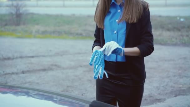 Элегантная дама в перчатках, открывая капот машины и глядя в 4K — стоковое видео