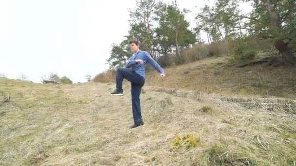 De trainingen van de jonge man op de natuur — Stockvideo