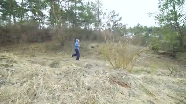 Stilig sportsman körs på naturen på morgonen — Stockvideo