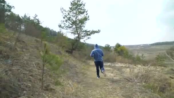 Jóképű sportoló fut a természet reggel — Stock videók