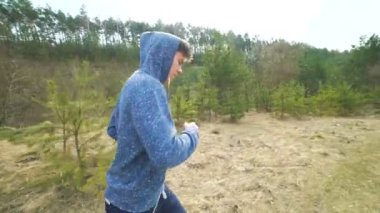 Sabah doğa üzerinde çalışan yakışıklı sporcu