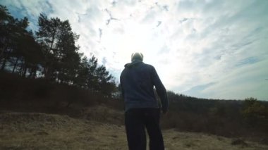 Orman çim üzerinde yürüyen adam, arkana bakma