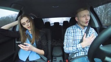 Arabada sürme şiddetle savunarak çekici çılgın çift