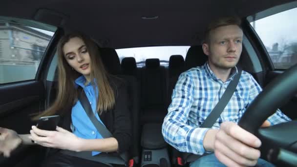 Glamouröses Paar im Auto, Mädchen macht lustiges Selfie, Mann wundert sich — Stockvideo