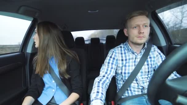 Glamouröses irres Paar streitet heftig im Auto — Stockvideo