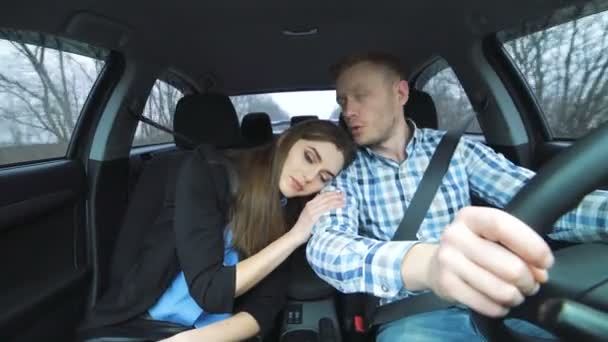 Прекрасная пара едет в машине и ласкает друг друга — стоковое видео