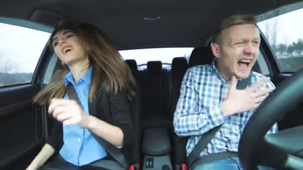 Pareja divertida cantando y bailando en el coche al montar — Vídeo de stock