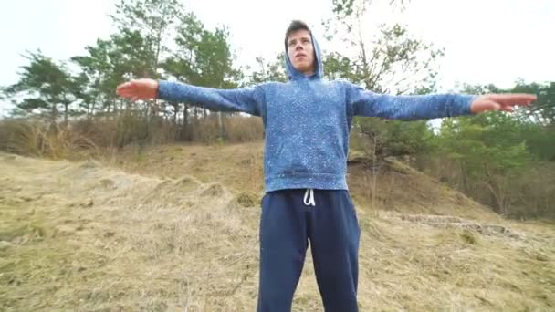 De trainingen van de jonge man op de natuur. Slow motion — Stockvideo