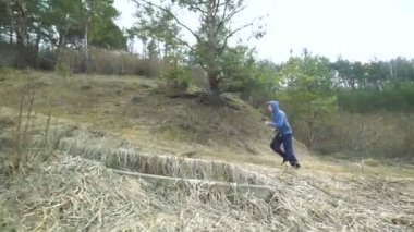 Sabah doğa üzerinde çalışan yakışıklı sporcu. Yavaş yavaş