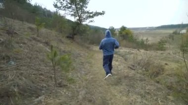 Sabah yolda çalışan yakışıklı sporcu. Yavaş yavaş