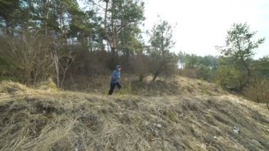 Genç dublör Parkour zor hile doğa üzerinde gösterir. Yavaş yavaş