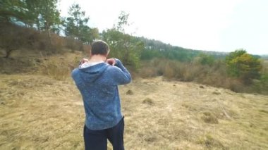 Geri geri yürüyen genç adam görünüm ve gösterileri canı cehenneme. Yavaş yavaş