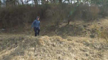 Genç dublör Parkour zor hile doğa üzerinde gösterir. Yavaş yavaş