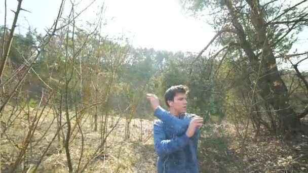 L'homme s'entraîne sur la nature et écoute de la musique dans les écouteurs. Doucement. 