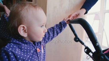 Güzel bebek bebek taşıma ve ekmek ile besleme ile çalış