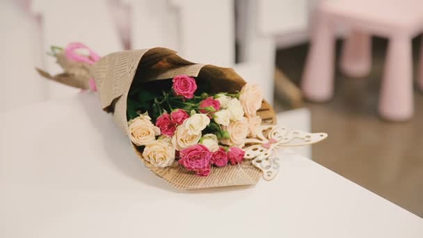 Beautiful bouquet of roses lying on the table — Stock Video