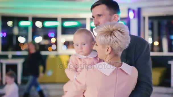 Glückliche Eltern tanzen mit ihrem Baby im Restaurant — Stockvideo