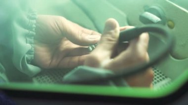Kısmi seramik taç diş laboratuarında 4 k yapma bir diş teknisyeni, yakın çekim
