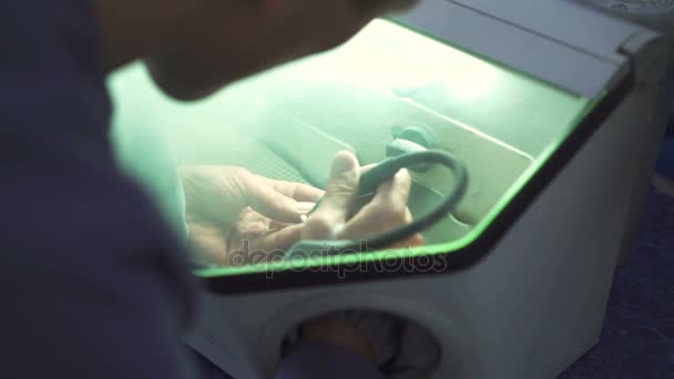 Primer plano de un técnico dental haciendo corona cerámica parcial en laboratorio dental 4K — Vídeos de Stock