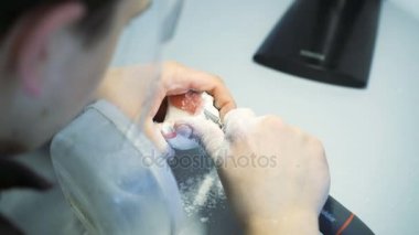 Çene modeli diş laboratuarında 4 k yapma bir diş teknisyeni, yakın çekim