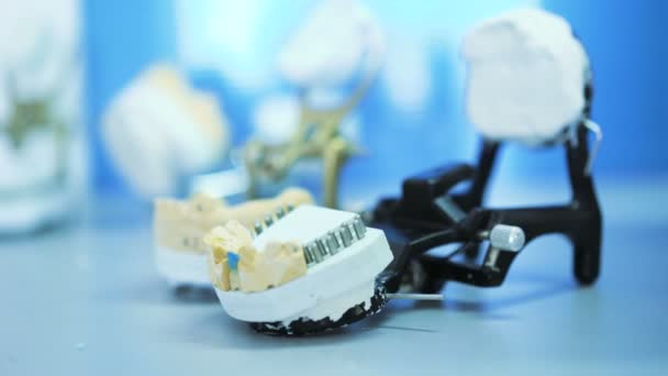 Крупный план отливки челюсти на стоматологическое рабочее место в 4К — стоковое видео