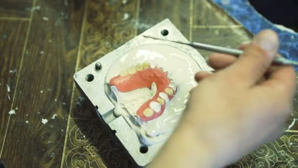 Зубной техник делает отпечаток челюсти в 4K — стоковое видео
