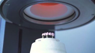 Bir ateş, yakın diş kron laboratuarında 4k otomatik bir fırın içinde
