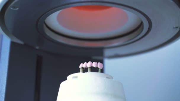 Закрытие зубной коронки в автоматической печи в лаборатории 4K — стоковое видео