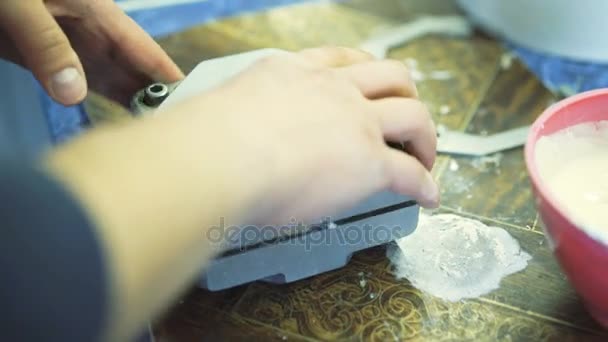 Técnico dentário fazendo impressão de mandíbula humana em moldes em 4K — Vídeo de Stock