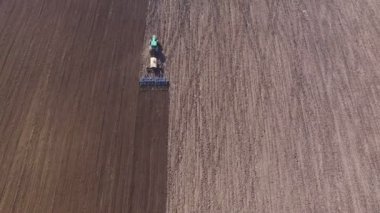 4 k'dan fazla dikim için toprak siyah alanlarla yetiştirilmesi bir traktörün havadan görünümü