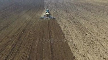 4 k'dan fazla dikim için toprak siyah alanlarla yetiştirilmesi bir traktörün havadan görünümü