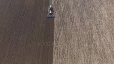 4 k'dan fazla dikim için toprak siyah alanlarla yetiştirilmesi bir traktörün havadan görünümü