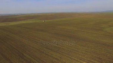 Traktörün havadan görünümü kolza tohumu alan kimyasal madde 4 k ile sprinkles