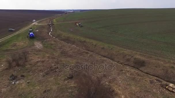 Vista aérea do trator que trabalha nos campos em 4K — Vídeo de Stock
