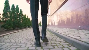 Yakın hızda 4k takım elbiseli adam sokakta