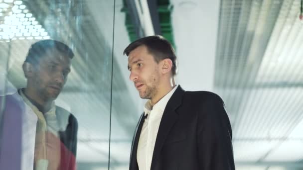 pod-platem-u-zheni-video