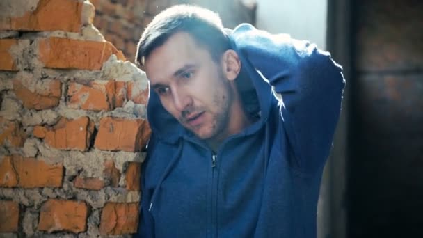Красавчик-наркоман беспокоится в катакомбе в 4К — стоковое видео