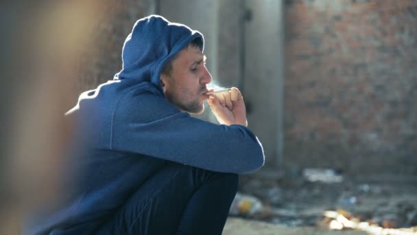 Drogadicto solitario fumando cigarrillo en catacumbas 4K — Vídeo de stock