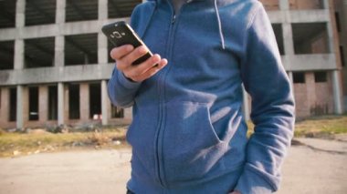 Sokakta yürüyen ve duyguları ile 4 k smartphone kullanarak adam