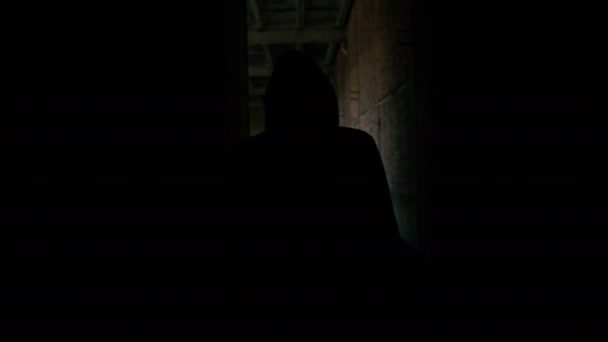Самотній джонкі в капоті ходить в темних катакомбах в 4K — стокове відео