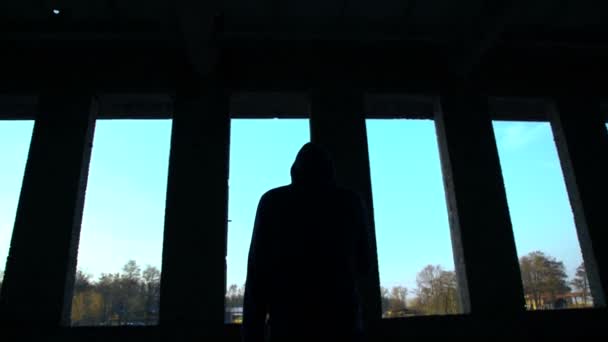 Ensam man kommer att öppna i katakomberna och ser ut på sky 4k — Stockvideo