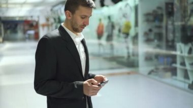 Akıllı telefon ve ooking bir kenara ciddi işadamı manifatura Ticaret Merkezi 4k