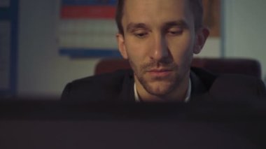 Defter ile çalışma ve having baş ağrısı ofiste 4 k yorgun işadamı