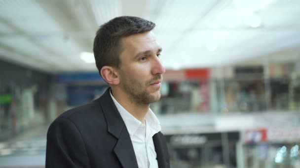 Close up sad face of handsome adult man looking aside in shopping centre 4K — Stock Video