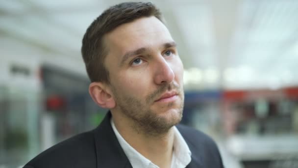 Portrait of handsome disappointed man looking up on the blurred background 4K — Stock Video